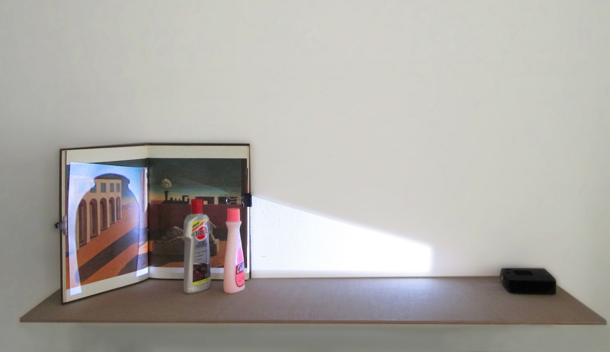 La sombra que habla, (ed.3), 2013, proyección, vídeo y envases
